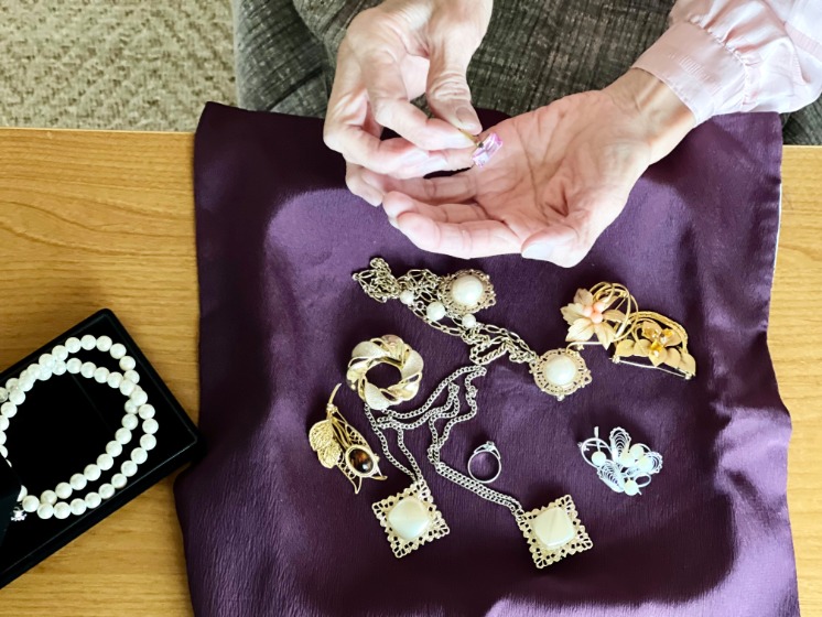 貴金属を手に取っている画像