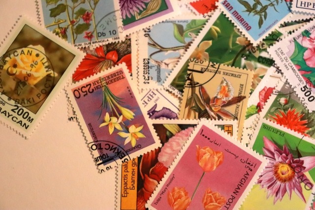 大量のふるさと切手のイメージ写真