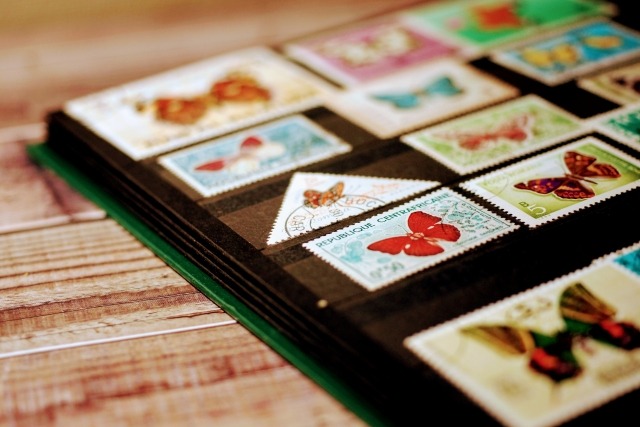 プレミア切手がアルバムに保管されている写真のイメージ