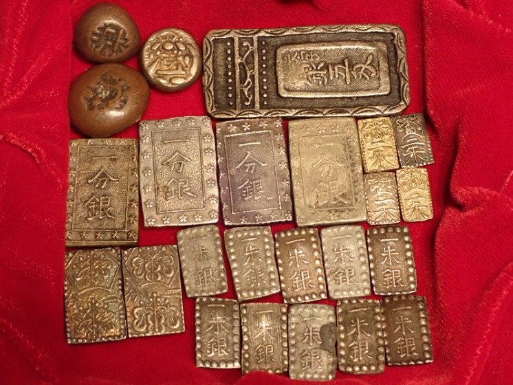 古金銀が並べられている写真