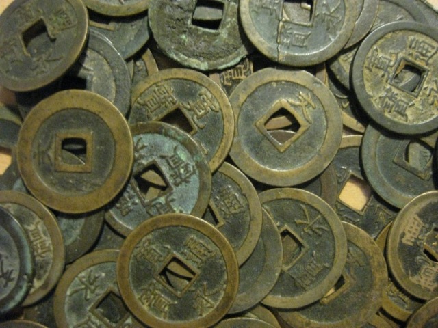 大量の穴銭の写真