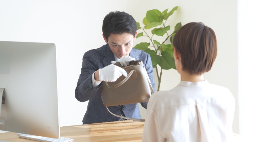 買取鑑定士が鑑定している画像