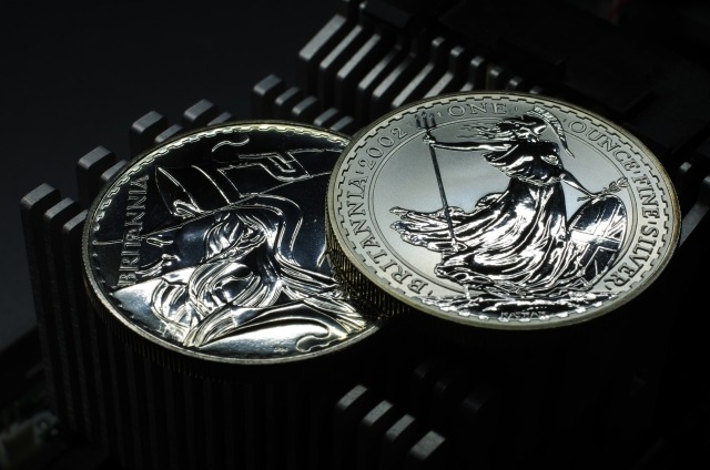 光を反射して光るプルーフ貨幣の写真